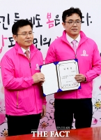 [TF포토] 김원성 최고위원에게 임명장 수여하는 황교안