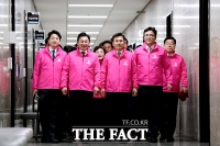 [TF포토] '최고위원회의 참석하는 미래통합당'