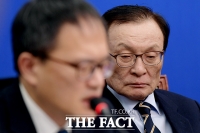 [TF포토] 박주민 의원 바라보는 이해찬 대표