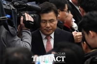 [TF삐컷] '밀착취재?' 카메라와 부딪힌 황교안