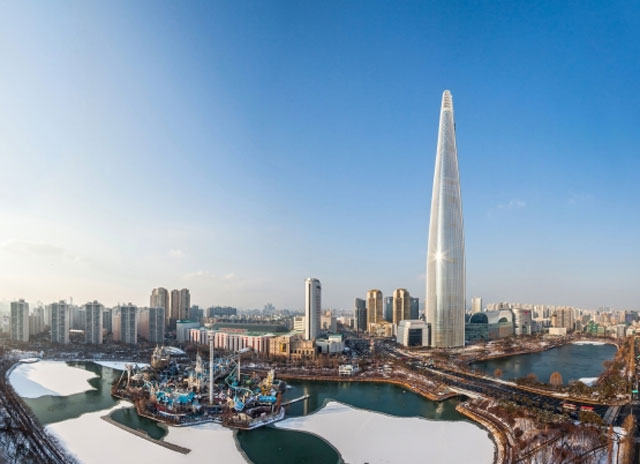 롯데월드타워가 신종 코로나 바이러스(코로나19) 극복을 응원하는 메시지를 전달하고 있다. /롯데물산 제공