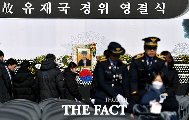 한강에서 투신자를 수색하던 중 숨진 고 유재국 경위의 영결식이 18일 오전 서울 송파구 경찰병원에서 진행된 가운데 유가족과 동료들이 슬픔에 젖어있다. /이덕인 기자