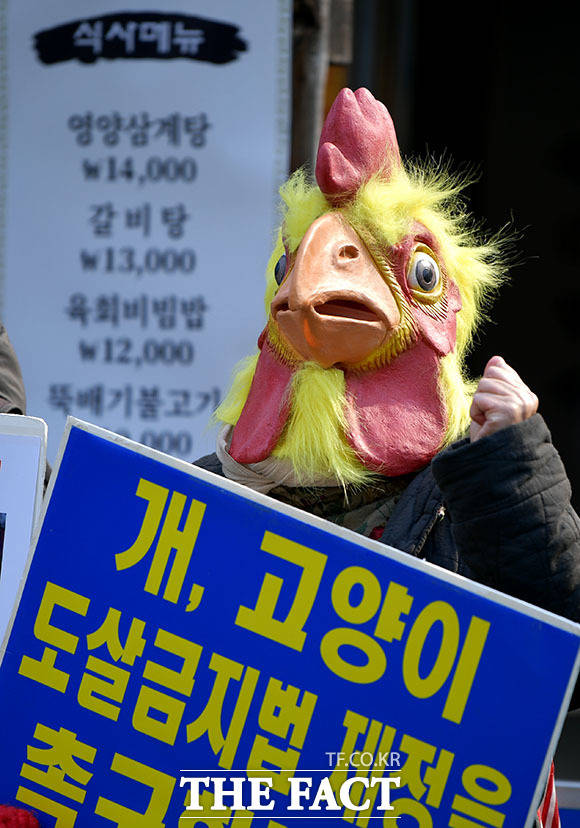 동물복지 전국선거연대가 18일 오후 서울 영등포구 국회대로 더불어민주당사 앞에서 동물탈을 쓰고 동물복지 정책을 촉구하는 기자회견을 열고 있다. /이덕인 기자