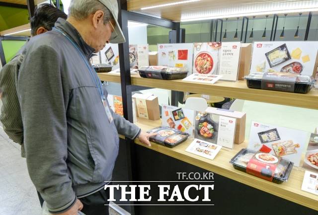 편의점에서는 도시락이나 김밥 등 간편식 판매가 늘었다. 사진은 지난 2018년 서울 코엑스에서 열린 서울 국제 간편식·HMR 전시회에서 관람객이 제품을 보는 모습. /김세정 기자