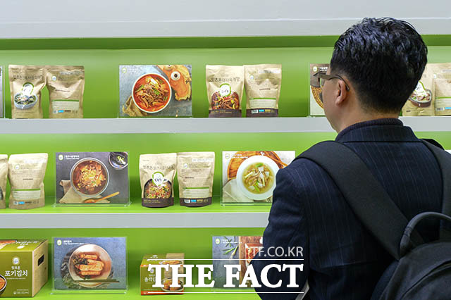 코로나19로 외부 활동을 기피하는 소비자가 늘어나면서 외식 대체재로 HMR(가정간편식)이 인기를 끈다. /김세정 기자