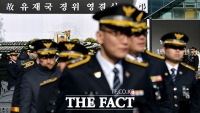 [TF포토] 고 유재국 경위 애도하는 동료들