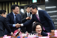 [TF포토] 장제원-오신환, '반가운 만남'