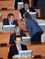 [TF포토] 대화 나누는 '국방-외교'