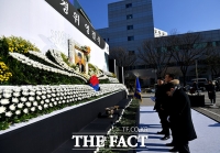 [TF포토] 슬픔에 잠긴 동료들