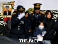 [TF포토] 고 유재국 경위 떠나보내는 가족과 동료들