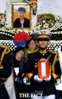 [TF포토] 슬픔에 젖은 고 유재국 경위 유가족