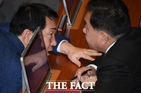 [TF포토] 심재철-안상수, '밀착 대화'