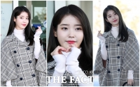 [TF사진관] 아이유, '강추위도 녹이는 깜찍한 손하트'