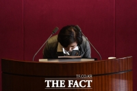 [TF포토] 국회서 인사하는 추미애