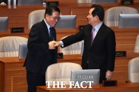 [TF포토] 정세균-정운천, '반가운 인사'