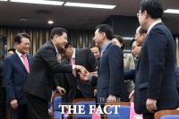 [TF포토] 의원들과 인사 나누는 심재철