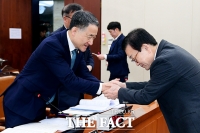 [TF포토] 악수하는 박능후 보건복지부 장관