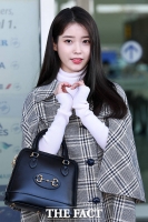 [TF포토] 아이유, '수줍은 하트'