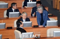 [TF포토] 대화 나누는 정세균-강경화