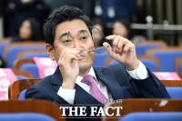 [TF포토] 미래통합당 의원총회 참석한 오신환