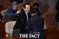 [TF포토] 본회의 마치고 퇴장하는 정세균 총리