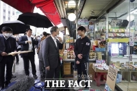  靑 '대통령 내외 시장 방문 '총선용' 행보? 동의 못 해'