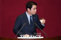 [TF포토] 물 마시는 이인영