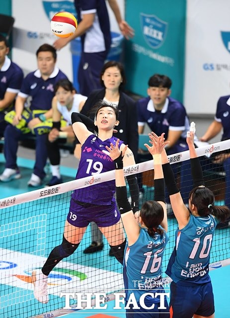 20일(목) 오후 7시 인천계양체육관에서 열리는 2019-20시즌 V리그 여자부 흥국생명-KGC인삼공사전을 대상으로 한 배구토토 매치 26회차 투표율 중간집계 결과, 참가자들은 홈팀 흥국생명의 근소한 우세를 예상하는 것으로 나타났다./KOVO 제공