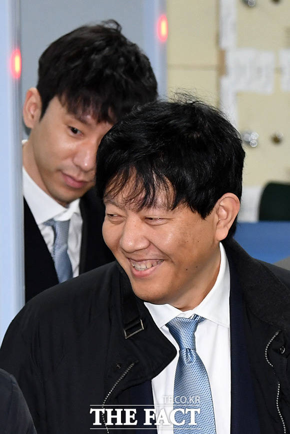 여객자동차운수사업법 위반 혐의로 재판에 넘겨진 이재웅 쏘카 대표(오른쪽)와 박재욱 타다 운영사 VCNC 대표가 19일 오전 서울 서초구 서울중앙지방법원에서 열리는 선고 공판에 출석하고 있다./남용희 기자