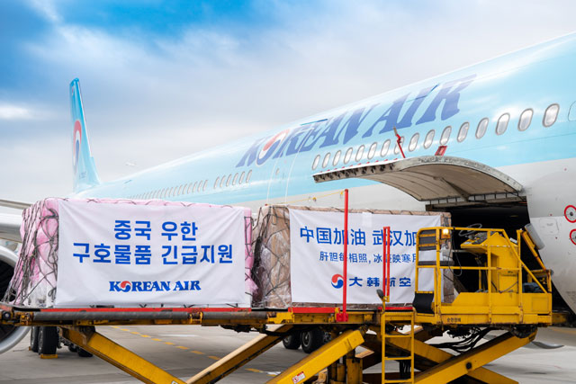 대한항공이 신종 코로나 바이러스(코로나19) 발원지인 중국 우한에 보낼 구호 물품을 베이징행 KE855편에 싣고 있다. /대한항공 제공