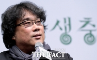 [TF포토] 취재진 질문에 답하는 봉준호 감독