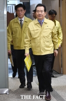 [TF포토] 중앙사고수습본부 회의 들어서는 정세균 총리