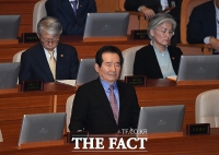 [TF사진관] 심재철의 쓴소리에 표정 굳은 정세균 총리