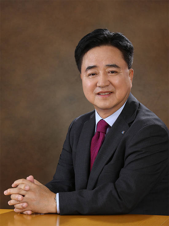 생명보험협회가 20일 생보업계 위기 극복과 미래성장을 위한 4대 핵심사업 추진계획을 발표했다. 사진은 신용길 생명보험협회 회장. /생명보험협회 제공