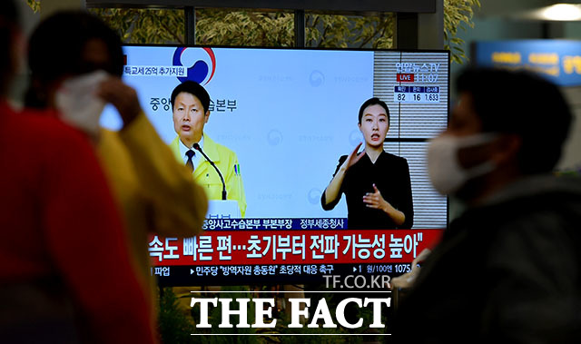 코로나19 확진자가 늘어나고 있는 20일 오전 인천국제공항을 찾은 외국 관광객이 마스크를 매만지고 있다. /인천국제공항=이덕인 기자