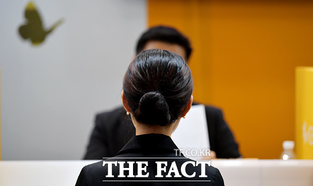 금융권과 고용노동부가 우리 사회 화두인 공정채용을 위해 두 손을 맞잡았다. 사진은 기사의 특정사실과 무관함. /더팩트 DB