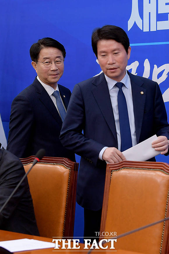 웃으며 회의 참석하는 조정식 정책위의장(왼쪽)과 이인영 더불어민주당 원내대표