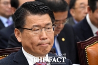 [TF포토] 질의 경청하는 은성수