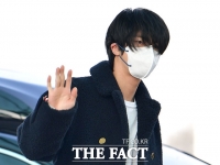 [TF포토] 진, '설레는 손인사'