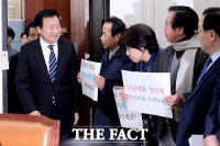 [TF포토] 웃으며 입장하는 손학규 대표