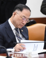 [TF포토] 자료 살피는 홍남기 부총리