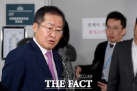 [TF포토] 답변하는 홍준표