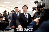 [TF포토] 밝은 미소로 퇴장하는 손학규 대표