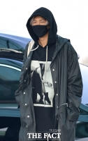 [TF포토] RM, '공항 밝히는 눈웃음~'