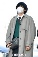 [TF포토] 뷔, '가려도 잘생김 가득'