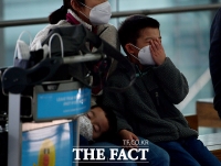 [TF포토] '마스크에 손까지'