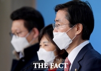 [TF포토] 마스크 쓰고 기자회견하는 조경태