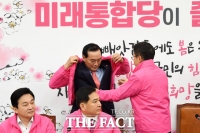 [TF포토] '핑크' 입는 김중로 의원