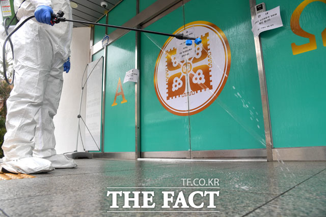 코로나19의 확산으로 서울시에 위치한 신천지 교회가 전격 폐쇄된 가운데 21일 오후 서울 강서구에 위치한 신천지 교회에서 강서구 방역 관계자들이 방역 작업을 펼치고 있다. /남윤호 기자