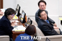 [TF포토] 시의원과 대화하는 박원순 서울시장